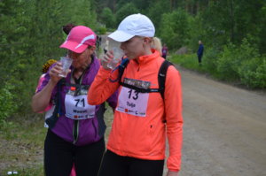 Maaret Kari ja Tuija Nevanoja ottavat välillä hörppyä. Seitsemän kilometriä on vielä edessä.