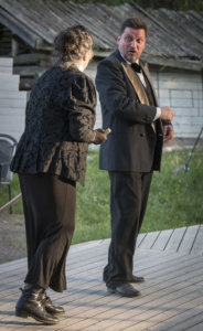 Fanny ja Hjalmar (Pirjo Turunen ja Timo Saari) ovat ainakin vanhemmiten riitainen pari. Kuva Kari Aarnio