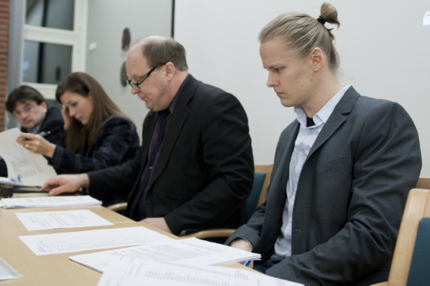 Hallintojohtajan sijaisuutta hoitava Tuomas Hirvonen (oikealla) on vahvoilla vakituiseksi viranhaltijaksi.