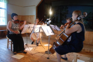 Kukkia-kvartetin jäsenet: viulisti Katri Nikkanen (vasemmalla), viulisti Riikka Westerlund, alttoviulisti Ilona Rechardt ja sellisti Marion Göbel. 