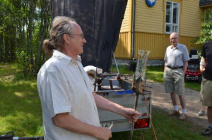 Lasitaiteilija Vesa Välikangas lähti Luopioisissa asuvan veljensä houkuttelemana esittelemään, miten käytetystä viinipullosta syntyy käden käänteessä vaikkapa tyylikäs lasikannu.