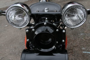 Tätä etuvaloratkaisua ei nähty Harley-Davidsonissa kuin parina vuonna. Kankaanpään pyörä on vuodelta 1930.