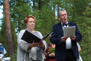 Johanna Järvinen ja Rauno Myllylä esittivät osan runoista lauluina.
