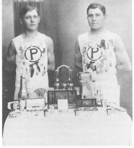Väinö (vasemmalla) ja Toivo Heikki Sipilä olivat Pälkäneen kuuluisimmat urheilijat 1920-luvulla. Kuvassa nuorukaiset ovat Tampereen Pyrinnän urheiluasuissa, koska Pälkäneen Lukkoa ei ollut vielä perustettu. Kuva teoksesta Pälkäneen historia II.