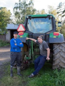 Veljekset Asko (vasemmalla) ja Veikko Ahola ovat pyörittäneet yhteistä maatalousyhtymää koko työikänsä. Tuotantosuuntana on sonnien kasvatus.