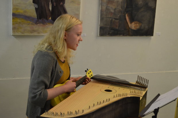 Eveliina Virtanen vaihtoi kanteleen välillä ukuleleen. Hän musisoi äitinsä Päivi Kososen kanssa Mikkolan Aarteen synttäreillä.