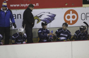 Osmo Lindström ohjeistaa Eaglesin pelaajia vaihtoaitiossa.