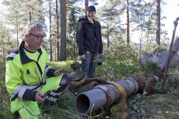 Kalle Syrjä (vasemmalla) ja Harri Vierikka tarkastelivat ylös kaivettujen vanhojen sulkuventtiileiden kuntoa. – Ihan valmis, taskulampun kanssa putken sisälle kurkkinut Syrjä sanoo.