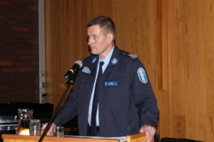 Komisario Petri Kollasen mukaan syrjäseudut eivät ole poliisin valvonnassa samassa asemassa kuin keskukset.