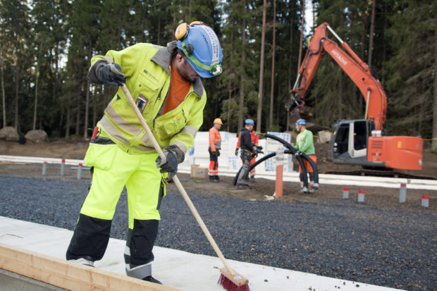Kangasalalainen Jari Salovaara valmisteli palvelutalotyömaata lattianvaluja varten Pälkäneen Attendo Lumpeenkukan työmaalla Lastenlinnan alueella. 