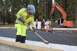 Kangasalalainen Jari Salovaara valmisteli palvelutalotyömaata lattianvaluja varten Pälkäneen Attendo Lumpeenkukan työmaalla Lastenlinnan alueella. 
