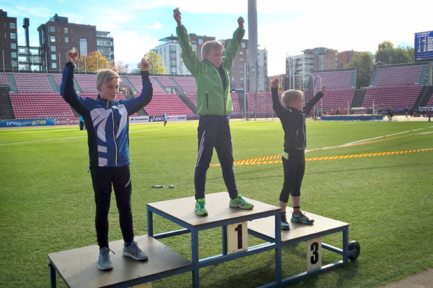 Kalle Äijälä (vasemmalla) voitti kuulan ja kiekon piirinmestaruudet. Keihäästä irtosi hopeaa.