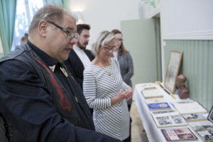 Jari Männikkö esitteli Mannerheim-kokoelmiaan Kontulan juhlaväelle.