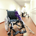 Vammaispalvelulain uudistus erottelee ikääntyneitä sairauksien perusteella