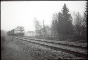 Ensimmäiset dieselveturit Lemetyn seisake junan takana