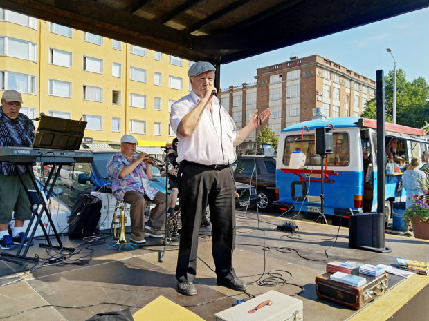 Pispalan sälli alias Ilkka Kuusniemi juhli 70-vuotispäiväänsä konsertoimalla torstaina Tampereen Tammelan torilla. (Kuva: Matti Pulkkinen)