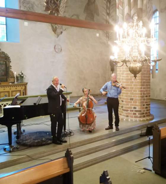 Varsinais-Suomen keskiaikaiset kirkot ovat puhuttelevia vierailukohteita. Petri Laaksonen tekee pyhäköille kunniaa tämänkesäisellä Meri on sydän -konsertillaan. Musiikin moniottelija on sovittanut ohjelmistonsa laulut uudelleen viulun ja sellon maailmaan. (Kuva: Matti Pulkkinen)