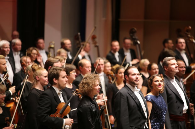 Tampere Filharmonian, Tampereen Filharmonisen Kuoron, Tampereen Oopperan kuoron ja Pirkanpoikien perjantai-iltainen Carl Orffin Carmina Burana muodostui tämän syyskauden ehdottomaksi kohokohdaksi. Kapellimestari Santtu-Matias Rouvali innosti koko laajan esiintymiskaartin huippusuoritukseen. Tenori Brett Sprague, sopraano Tuuli Takala ja baritoni Jaakko Kortekangas loistivat solisteina. Vetovoimainen esitys nähtiin myös lauantai-iltana. Molemmat esitykset raikuivat loppuunmyydyille saleille. (Kuva: Linda Salo)