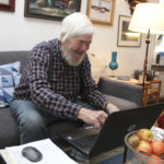 81-vuotiaalle Heikki Saariselle tietokoneesta on paljon iloa – ”Voisi sanoa, että olen itse oppinut”