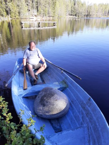 Urkin Piilopirtin isäntä Jyrki Sasi nouti karanneen teoksen kotiin. Veistäjä Radoslaw Grytan graniittikivestä veistämä luomus hävisi mystisesti muutama viikko sitten. Viime suunnuntaina karkulainen löytyi Iso Lehmijärven Urkin Piilopirtin vastarannalta. (Kuva: Leena Kurki)