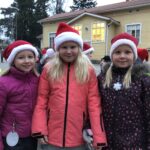 Koulu pukeutui juhlaan, kun yhteisiä joulujuhlia ei voitu järjestää – lasten joulupuuhat ovat poikkeusvuonnakin hyvin perinteisiä