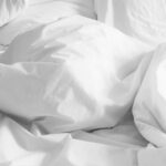 Uniapneaa sairastavalla saattaa olla kymmeniä hengityskatkoksia tunnissa yön aikana – aamuinen päänsärky on yksi kolmesta tautiin vahvasti viittaavasta oireesta