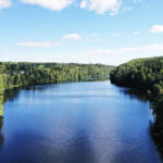 Monien toiveiden Pitkäjärvi – taajamaa syleilevän erämaajärven maisemissa yhdistyvät kaavoitushaaveet ja unelma lähivirkistysalueesta