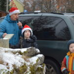 Joulunavauslauantai oli koululaisille työpäivä – Konsta Metsomäki sai sytyttää torin kuuseen valot