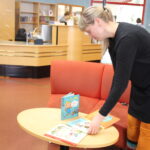 Pälkäneen kirjastosta voi lainata nyt vaikka frisbeegolf-kiekkosetin ja teleskooppikävelysauvat – lahjakortilla 2-vuotiaan perhe voi noutaa lapselleen kirjan