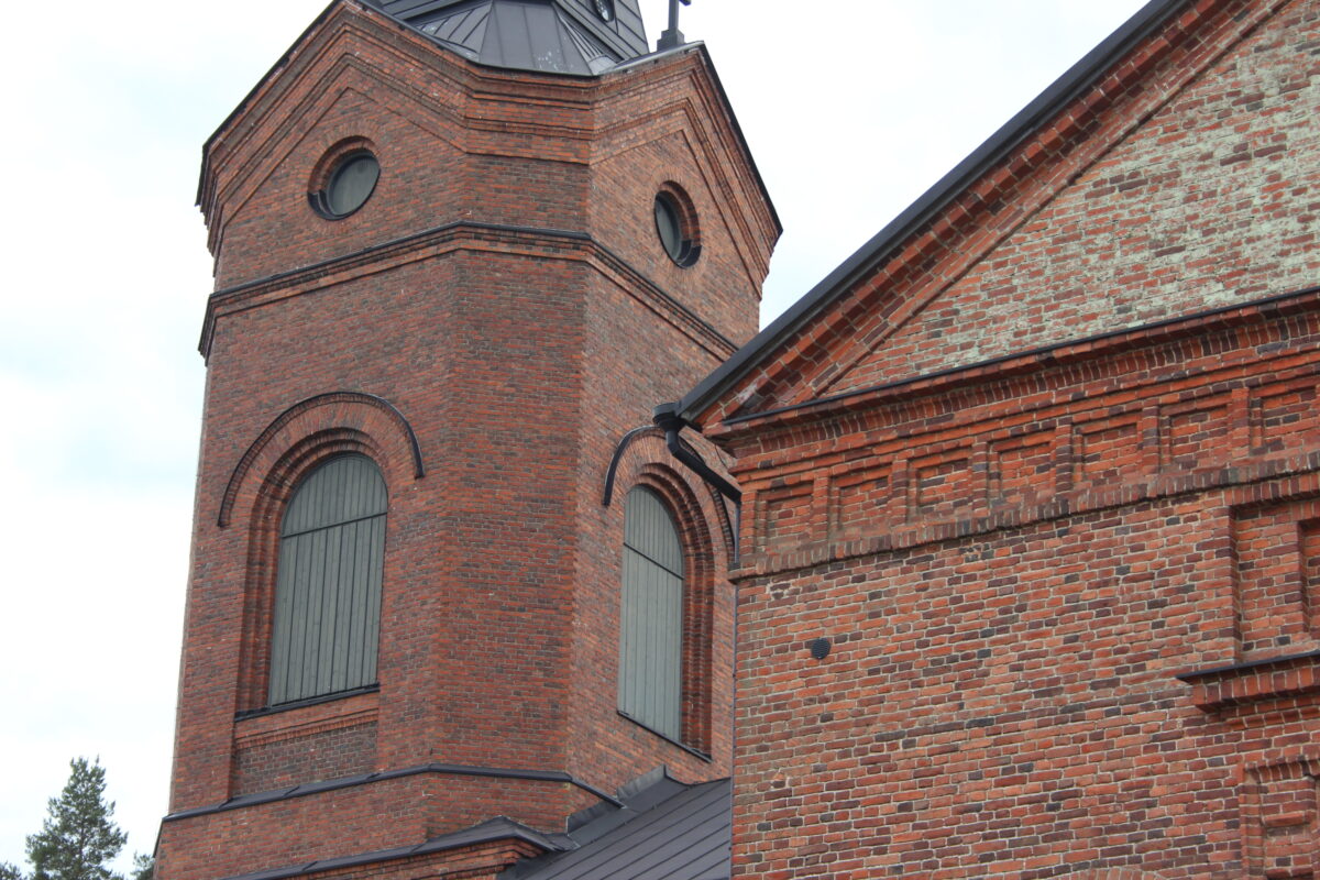 Pälkäneen kirkon kattoa korjataan
