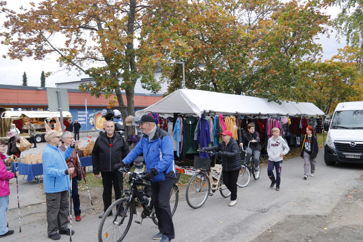 Kasvomaalausta, komiikkaa ja liikuntaa – Pimeen kaupan illan ohjelma kirkastuu