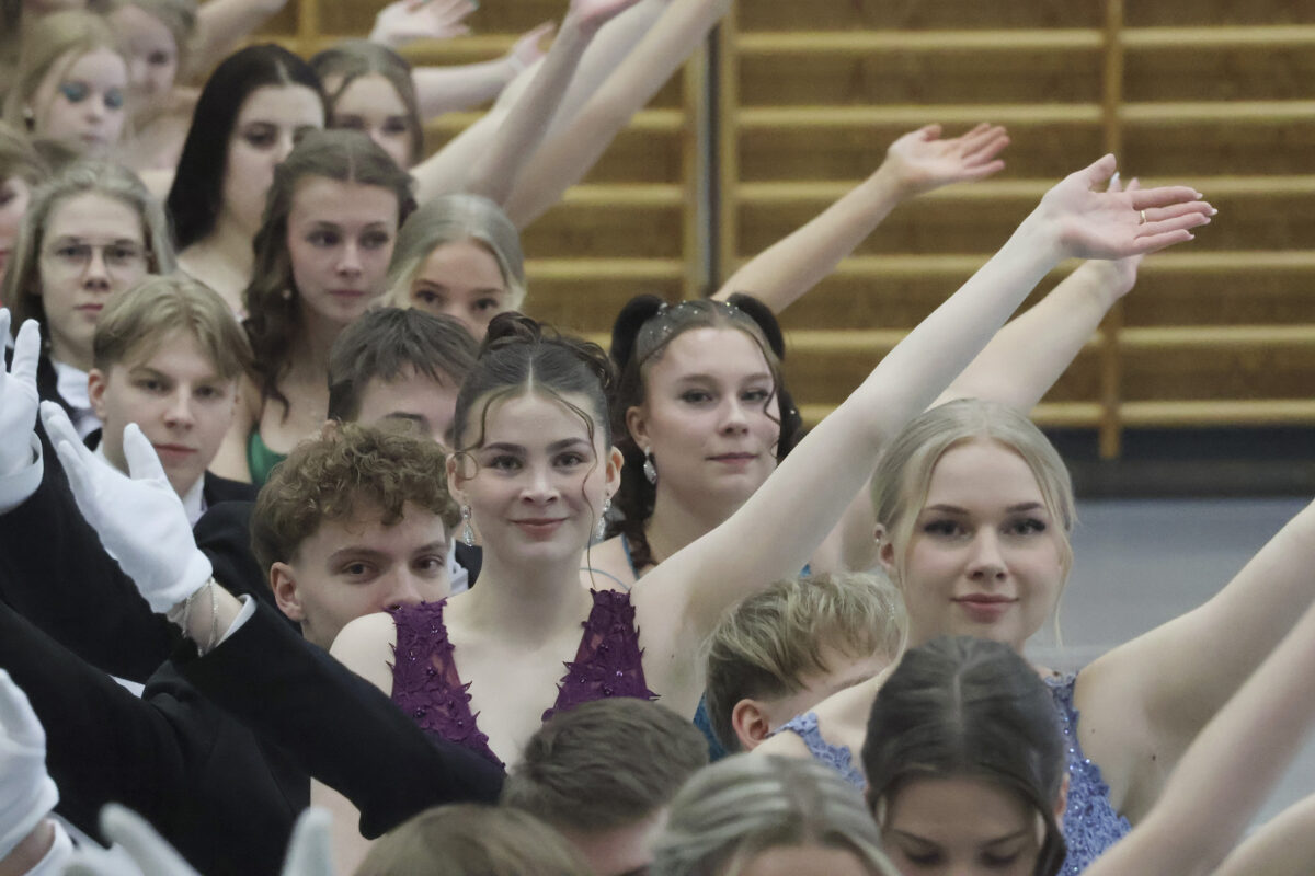 Kotisalissa tila tiukassa mutta tunnelma katossa – Pitkäjärven torstaina valloittaneet vanhat tanssivat vapautuneesti Kangasalan lukiolla perjantaina