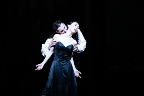 Koreografi Krzysztof Pastorin koreografia tahdittaa Dracula-baletin koskettavaksi rakkaustarinaksi. (Kuva: Roosa Oksaharju)