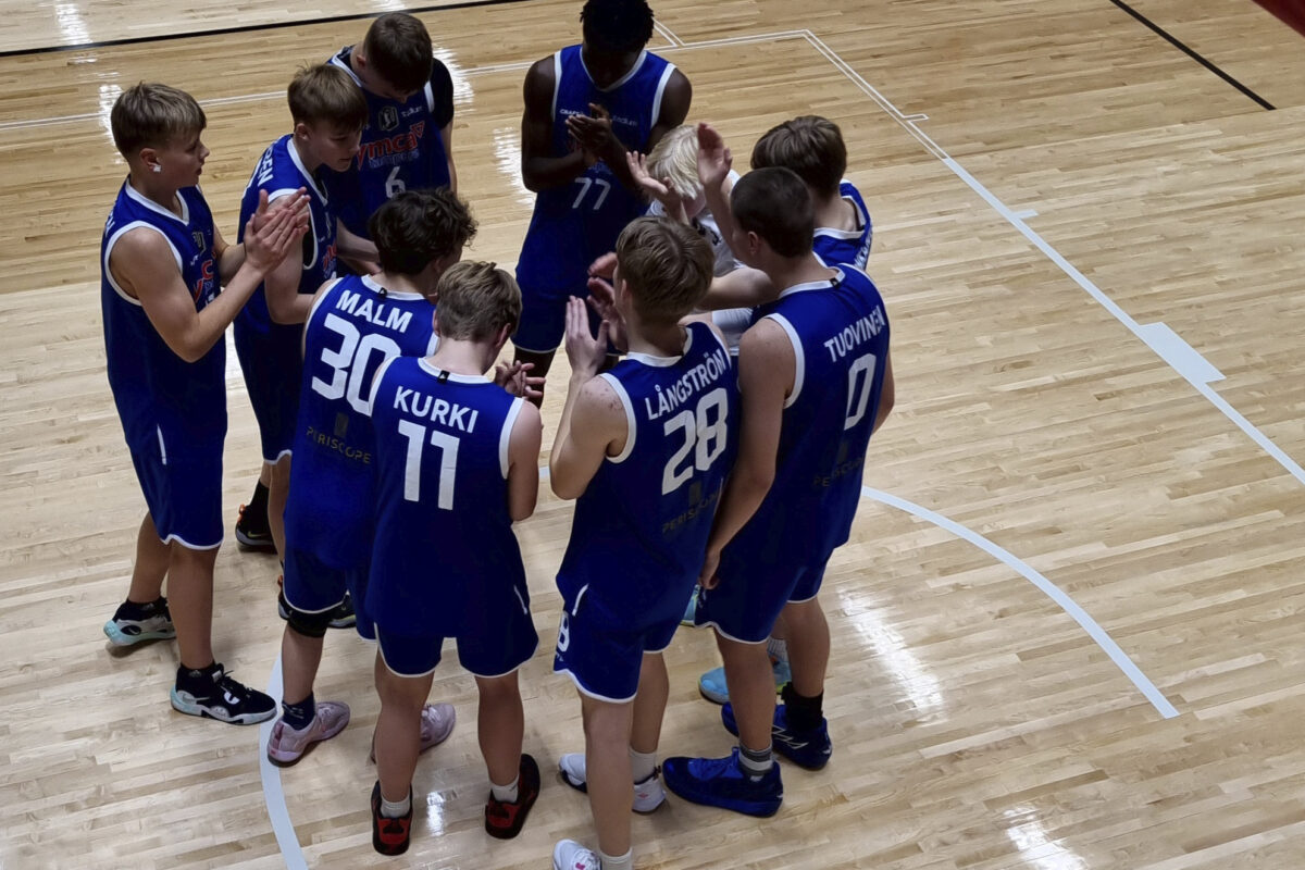 YMCA Tampere KU:n koripallopojat avaavat pudotuspelit lauantaina – kahdella voitolla loppuotteluun