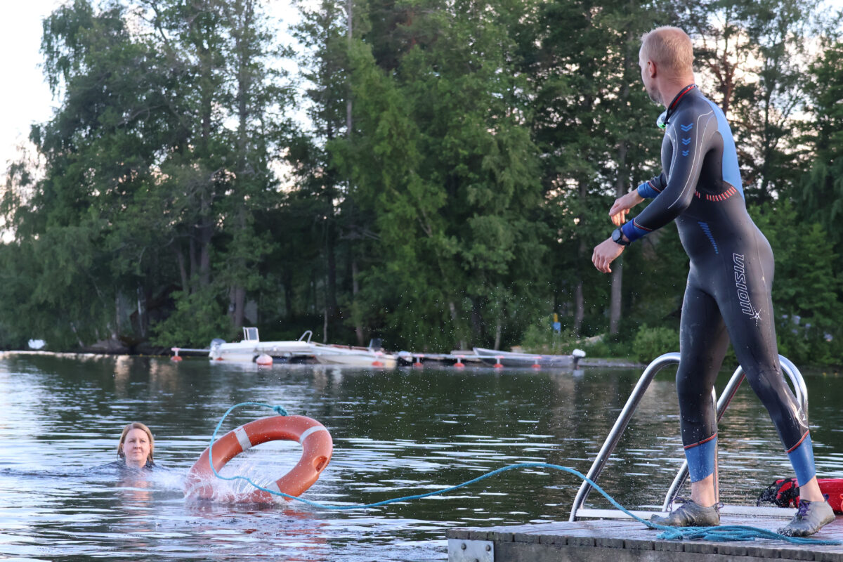 ”Heitän renkaan, ota renkaasta kiinni!”– Vesipelastuskurssilla Luopioisissa harjoiteltiin pelastusvälineiden käyttöä