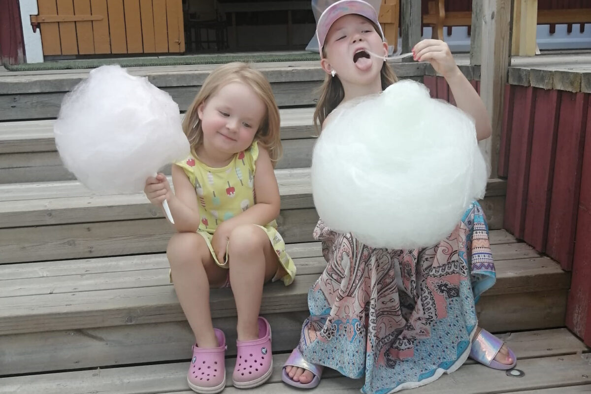 Lastenjuhlien suosio yllätti Kyynäröllä – leikki ja ilo valtasivat lavan ja sen ympäristön