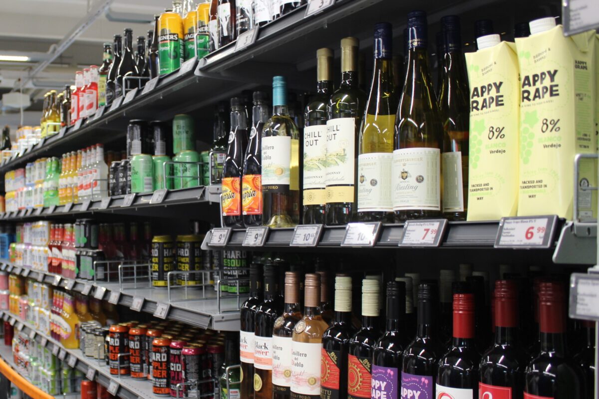 Näin kauppiaat kommentoivat alkoholilain uudistusta K-Market Järvikansassa, Pakkalan kyläkaupalla ja K-Supermarket Kangasalla