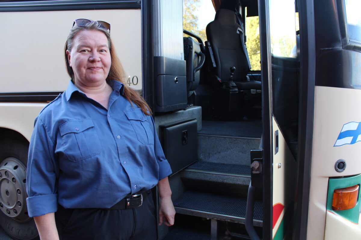 Sirpa Kankaanpää on bussikuski jo kolmannessa polvessa – ”Monista asiakkaista on tullut jo ihan ystäviä”